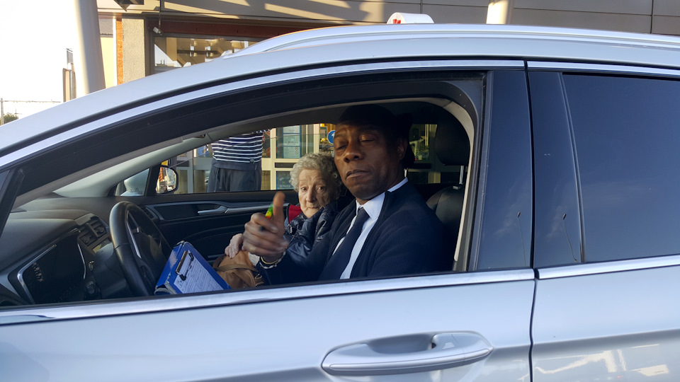 Подъехал я на машине к магазину, смотрю, такси социальное грузит ...