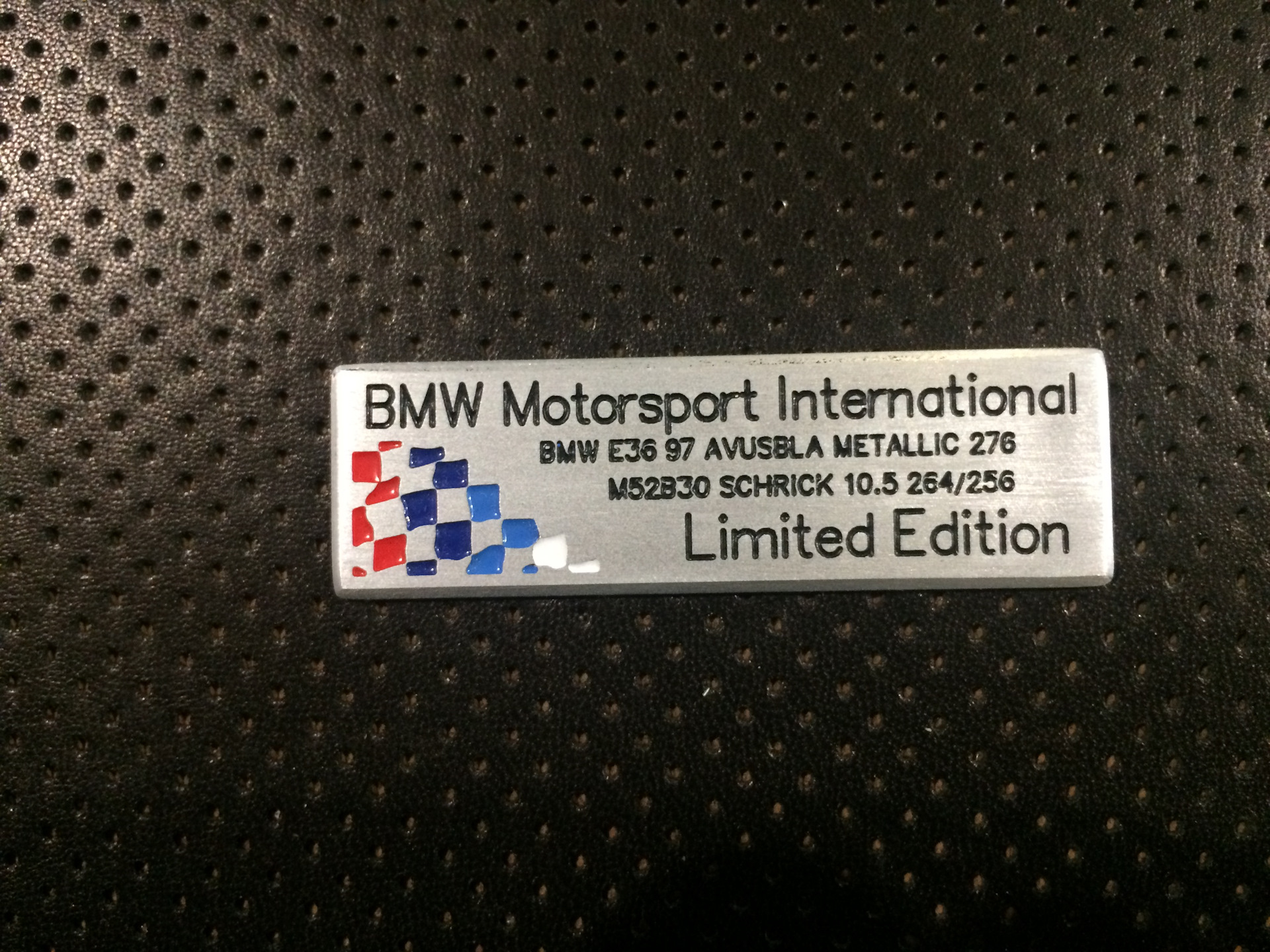 Int limit. BMW 320d шильдик VIN. Шильдик BMW Автотор 530. Шильдик BMW Автотор e39. Табличка Автотор BMW.