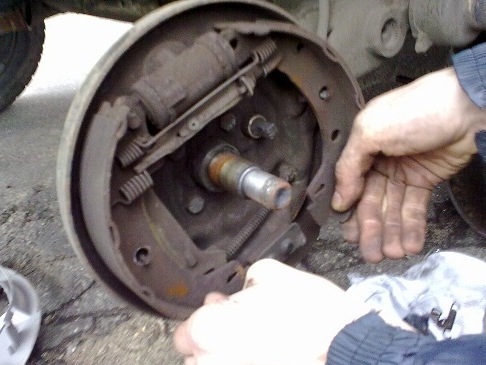 Замена задних колодок - Renault Logan (1G), 1,6 л, 2011 года расходники DRIVE2