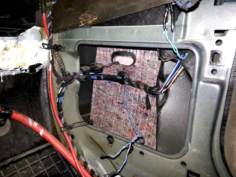 Разбираем кик панели. На правой стороне выдавливаем заглушку повторителя поворотов и за черной шумкой справа ищем шланг слива — BMW 5 series Touring (E34)