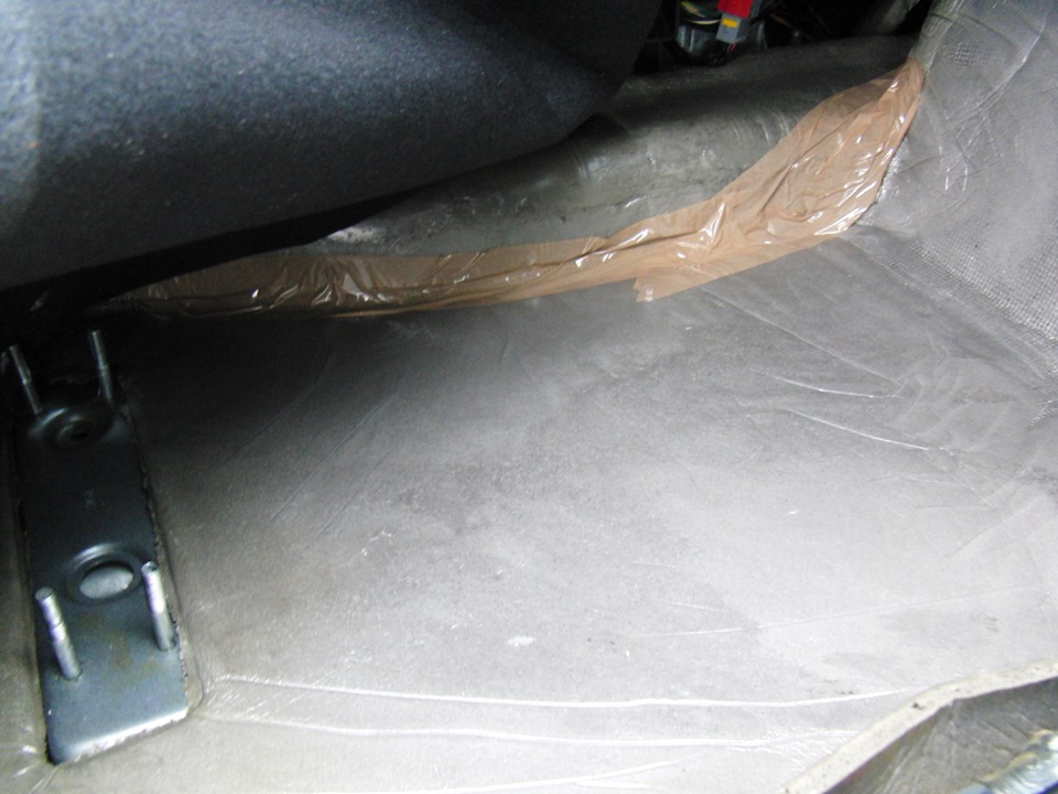 Вода под сидениями. Гранта 2190 вода под пассажирским ковриком. Шевроле круз дренажные отверстия. Мокрый пол форд мондео 3 седан. Сиденье ваз 2110 снизу.