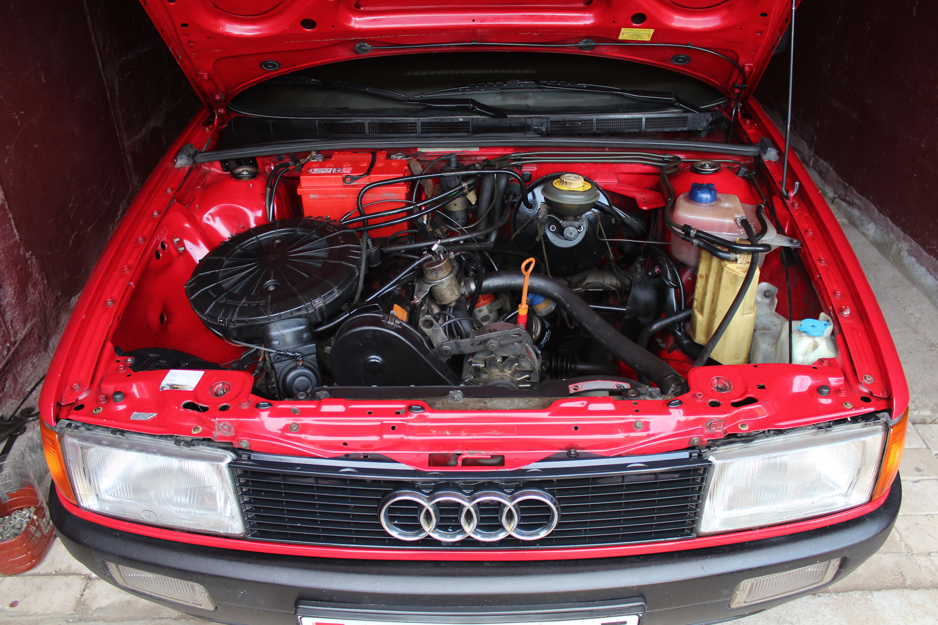 Поды 80. Подкапотка Audi 80 b3. Audi 80 b3 двигатель. Audi 80 под капотом. Подкапотка Ауди 80 б4.