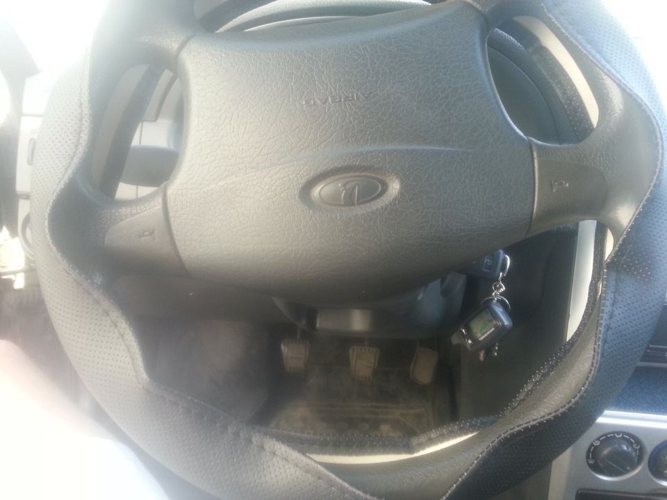 Кожаная оплетка руля. — Lada Приора седан, 1,6 л, 2007 года ...