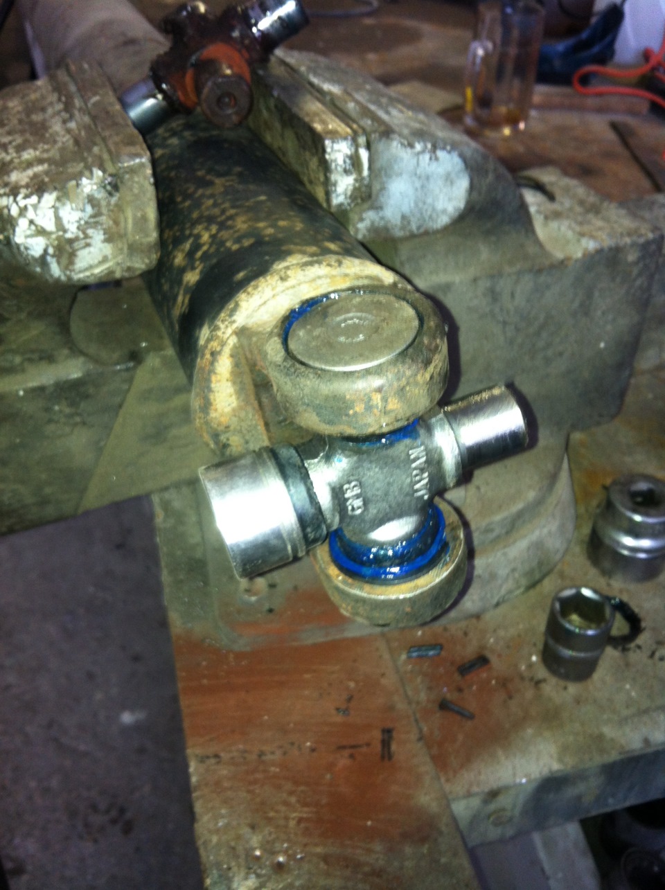 Кардан соренто 1. Соренто замена крестовин. Центрирующая втулка кардана кия соренто. Соренто замена крестовин. Крестовины соренто 2006.