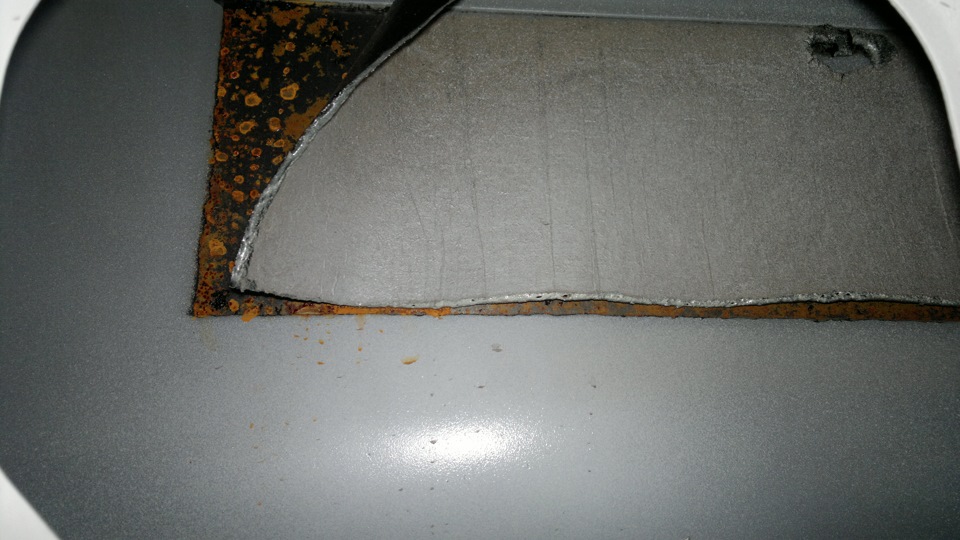 Пол автомобиля. Слои шумоизоляции автомобиля на пол. Шумоизоляция гниет ли. Гниль от шумоизоляции. Ржавчина под виброизоляцией.
