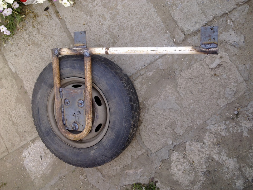 Крепление запасного колеса газель 2705. Isis toyota крепление запасного колеса. Крепление запасного колеса опель зафира б. Крепление запасного колеса спринтер 515. Крепление запаски на ипсум.