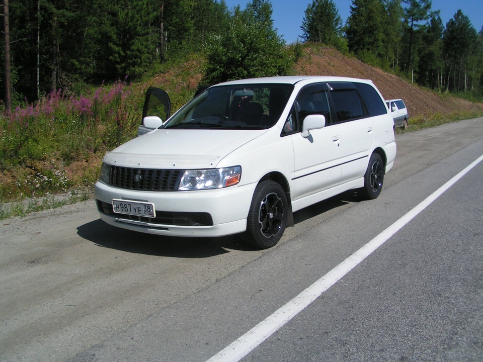 Nissan bassara фотографии