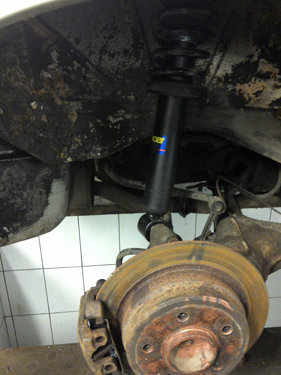 не знаю можно ли тут увидеть как закреплен амортизатор — BMW 5 series (E28)