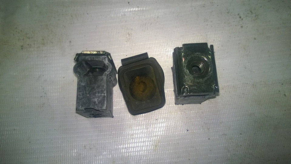 Крепление радиатора пассат. Крепление радиатора b3 passat. Крепление радиатора пассат. Крепление радиатора пассат б3. Крепление радиатора пассат.