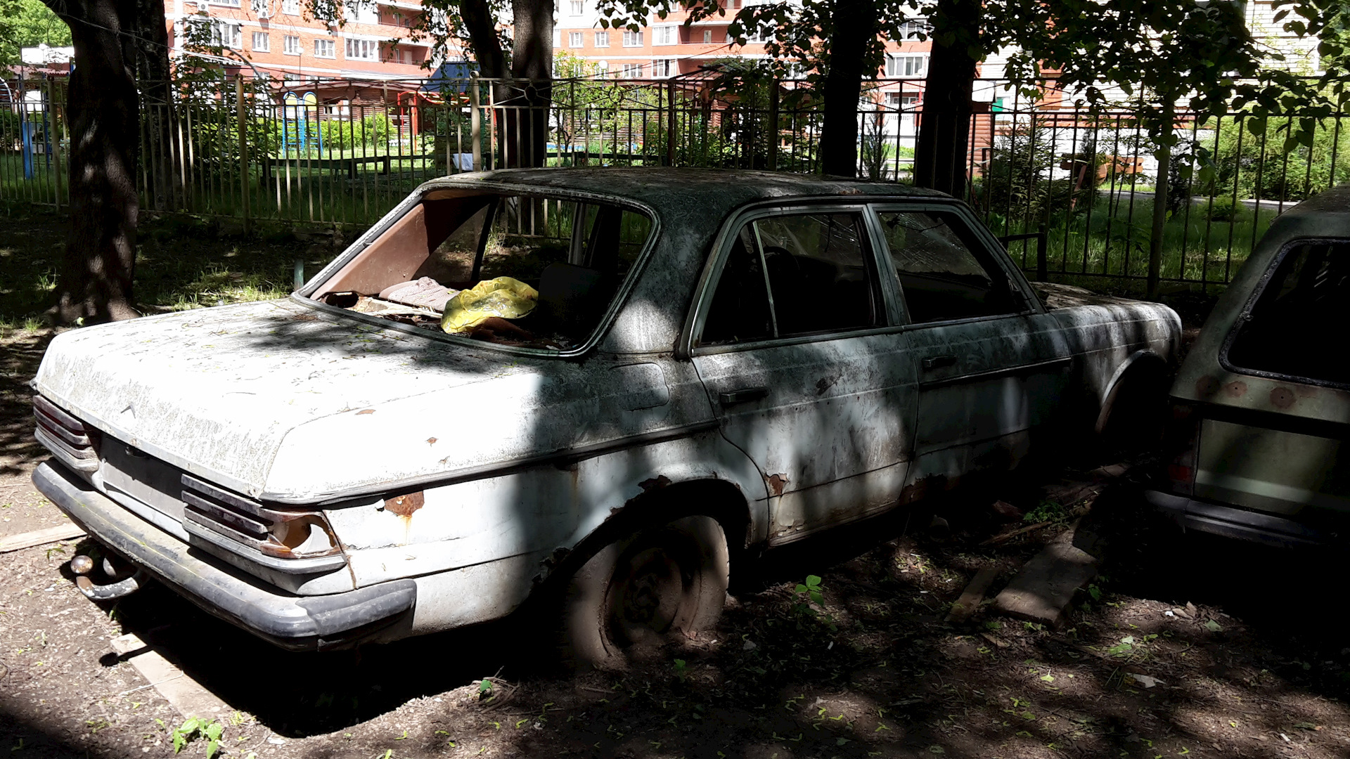 Кинь машину. Заброшенные машины. Брошенные автомобили Казань. Заброшенная машина во дворе. Заброшенные машины в Пушкино.