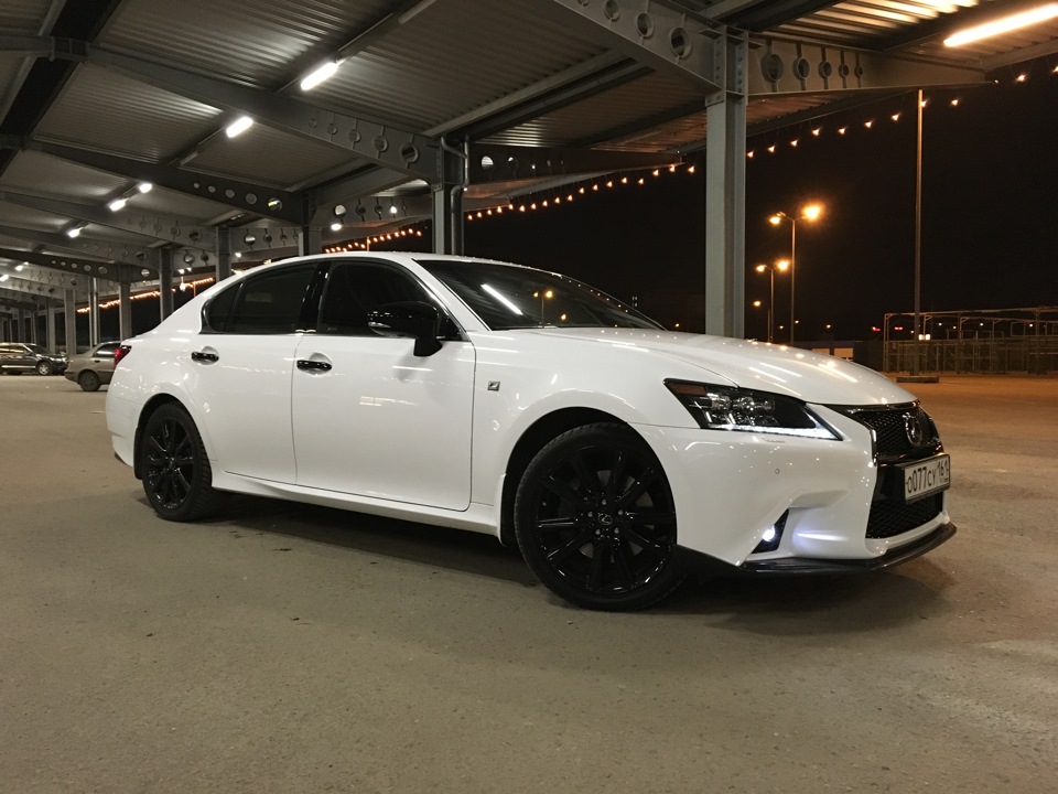 Lexus GS белый перламутр с черными дисками