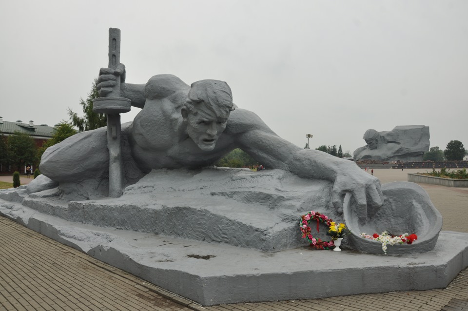 Символы мужества и стойкости. Брестская крепость памятник солдату. Жажда мужество Брест. Брестская крепость символ Мужества. Брестская крепость в Волгограде.