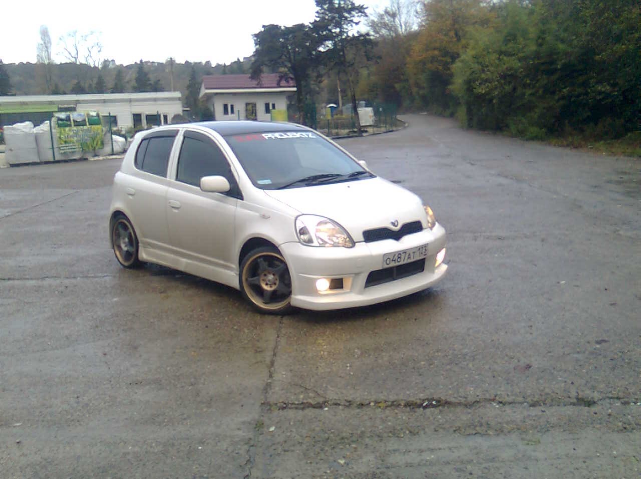 Toyota Vitz 2001 White stance