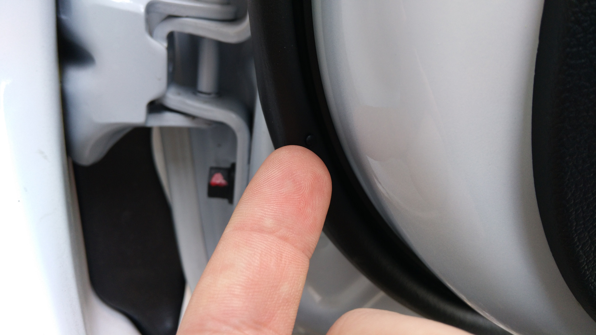 Как закрыть заднюю крышку. Клипса уплотнителя двери Киа СИД 2. Kia Sportage 2013 клипса уплотнительной резинки на водительской двери. Клипса для уплотнителя двери Kia Rio 3. Kia Sportage 2013 клипса на водительской двери.