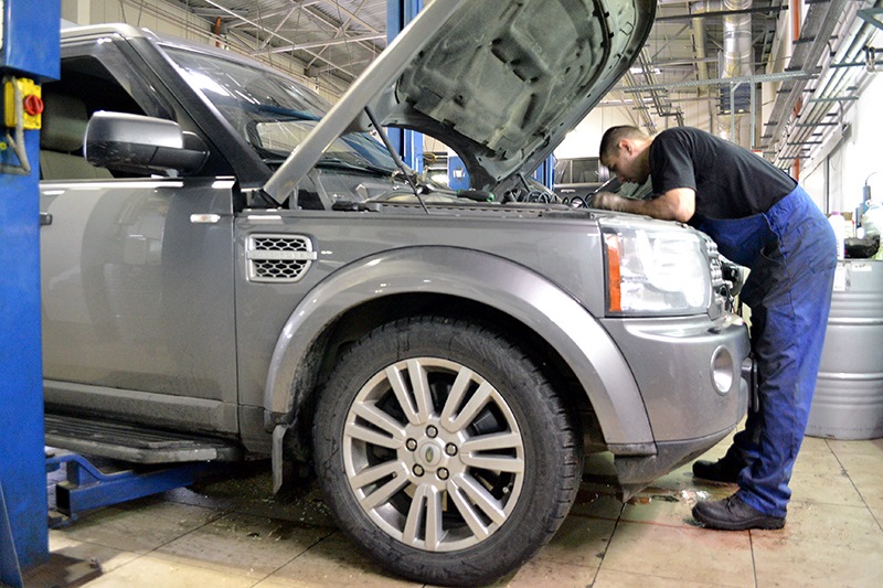 Ремонт ленд ровер дискавери. Проблемы ленд Ровер. Ремонт авто Land Rover Дискавери 4. Land Rover Discovery 4 замена сцепления. Сколько стоит обслужить Дискавери 4.