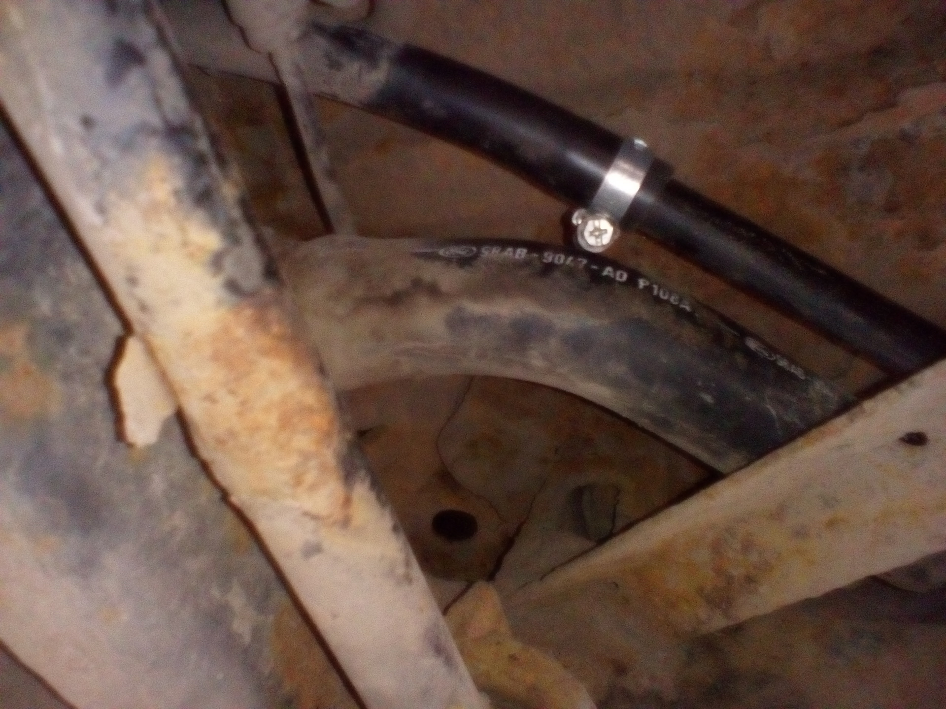 Трубка заливной горловины — Ford Focus I Sedan, 1,8 л, 2002 года ...