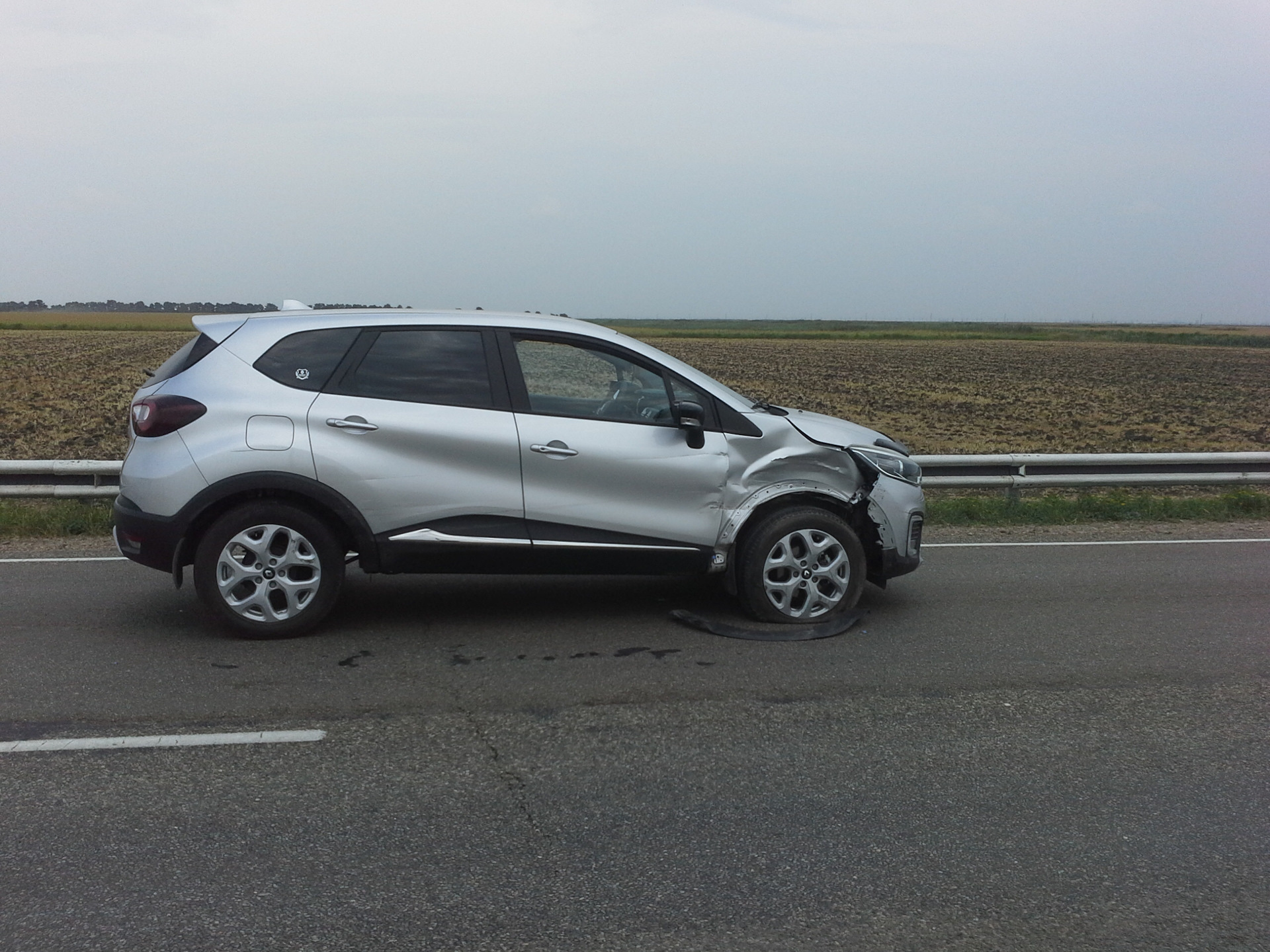 Разбирал каптур. Рено Каптур серебристый. Renault Captur серебро. Рено Каптур авария. Рено Каптур битый серый.