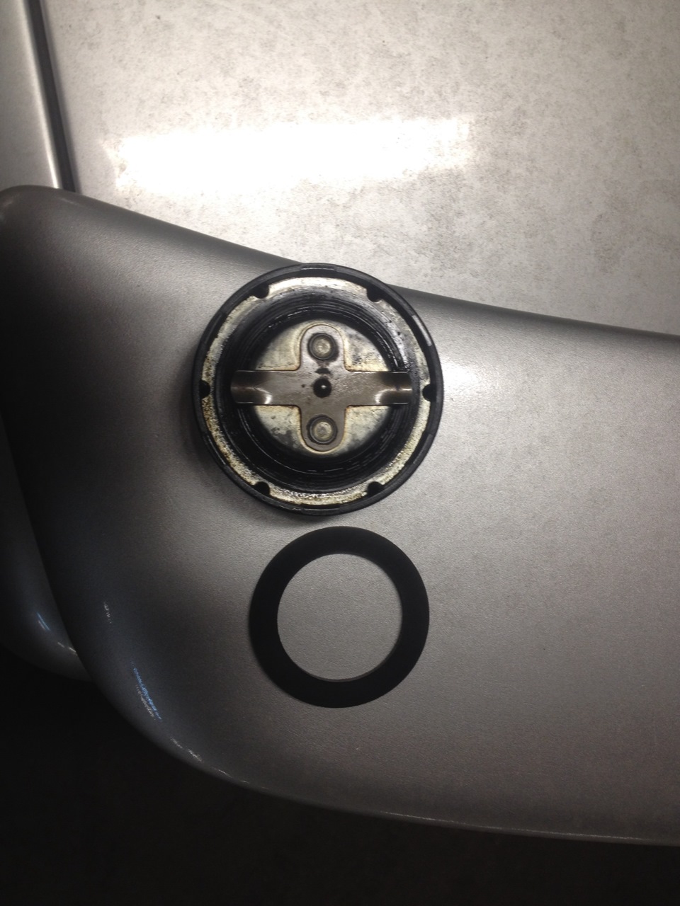 Замена прокладки маслозаливной крышки — Volvo S70, 2,5 л, 1998 года ...