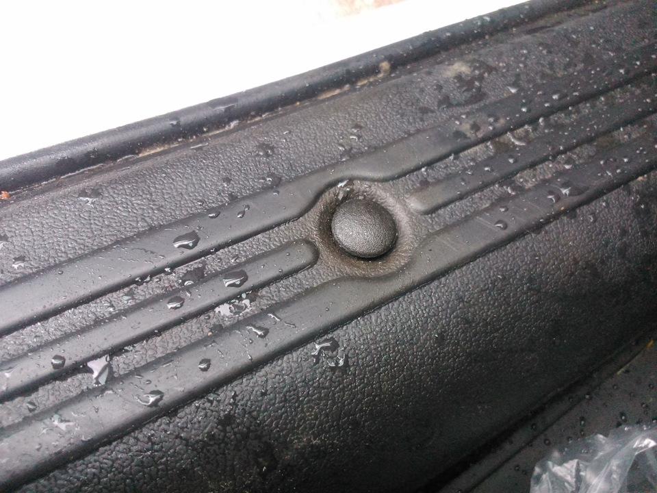 конечный вид, на цвет не обращайте внимания работал в несовсем чистых перчатках, потом протёр и стало нормально — Lada Granta