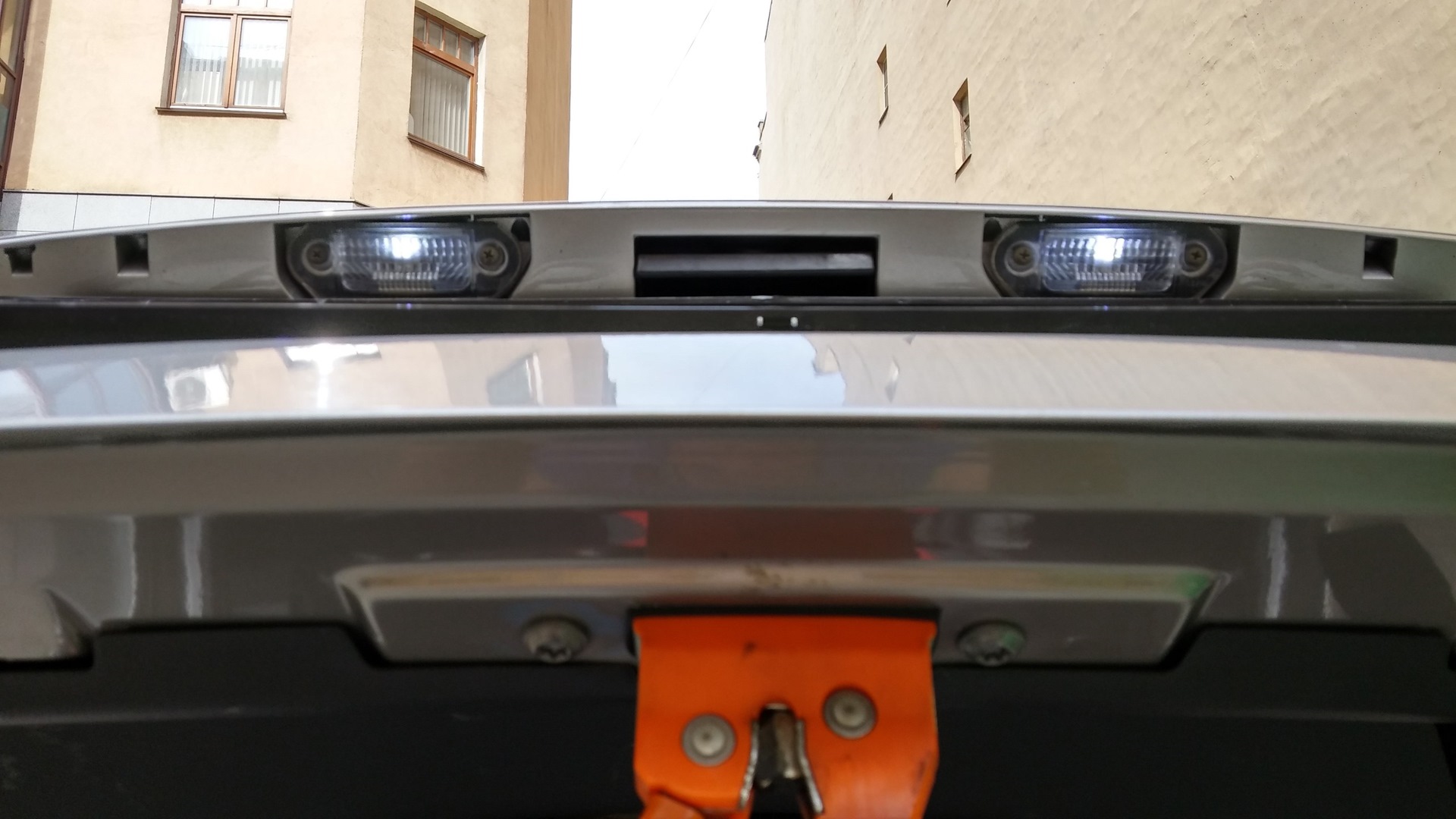 Подсветку накладки багажника. Skoda Octavia 2014 год лампа подсветки номера.