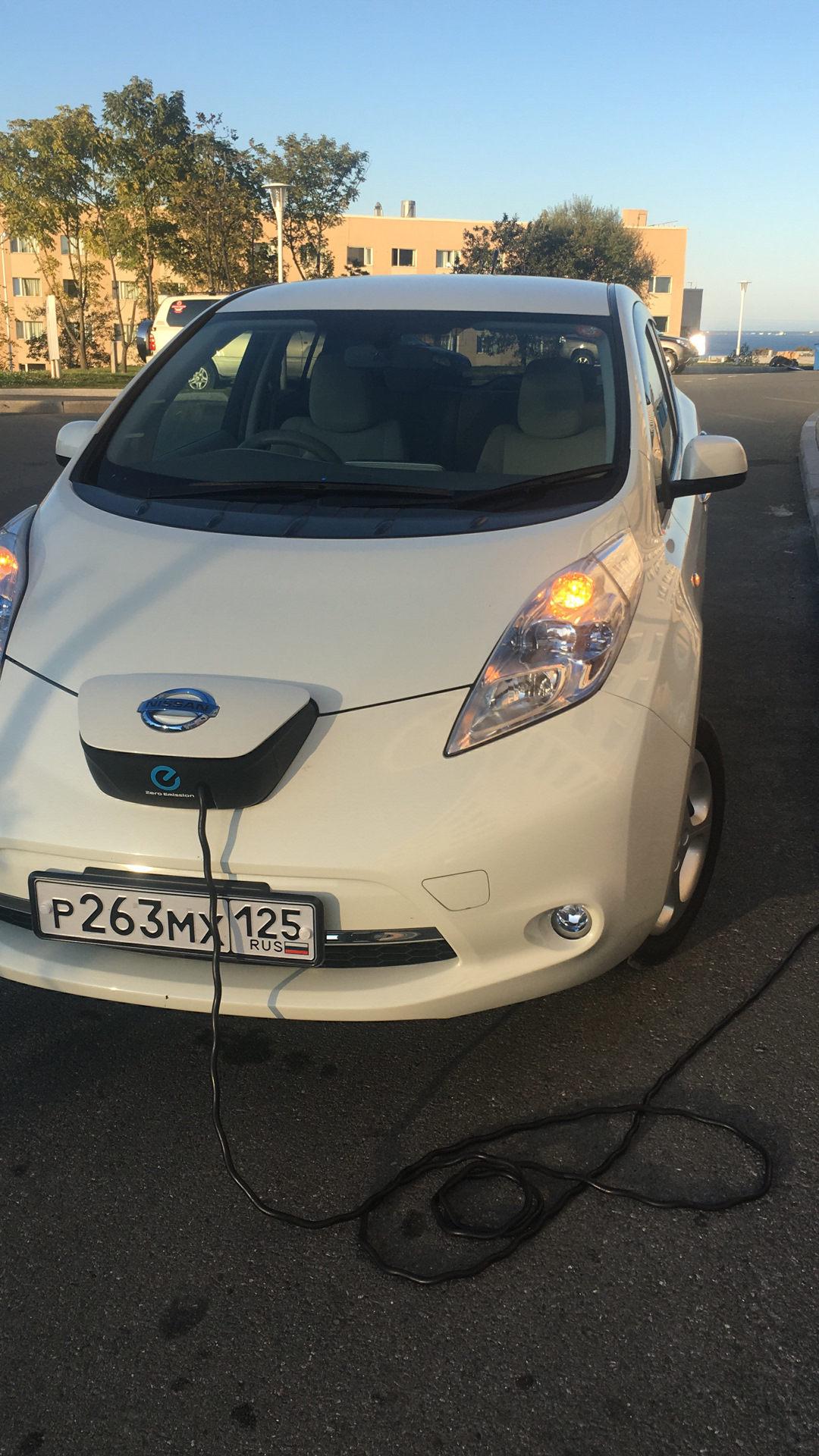 Зарядка ниссан лиф. Ниссан электрокар зарядка. Nissan leaf 2018 запас хода. Nissan leaf зарядка от розетки. Nissan leaf электромобиль.