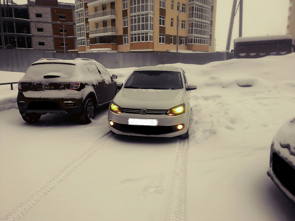 Желтый свет, оранжевые габариты. — Volkswagen Polo Sedan, 1,6 л, 2014 ...