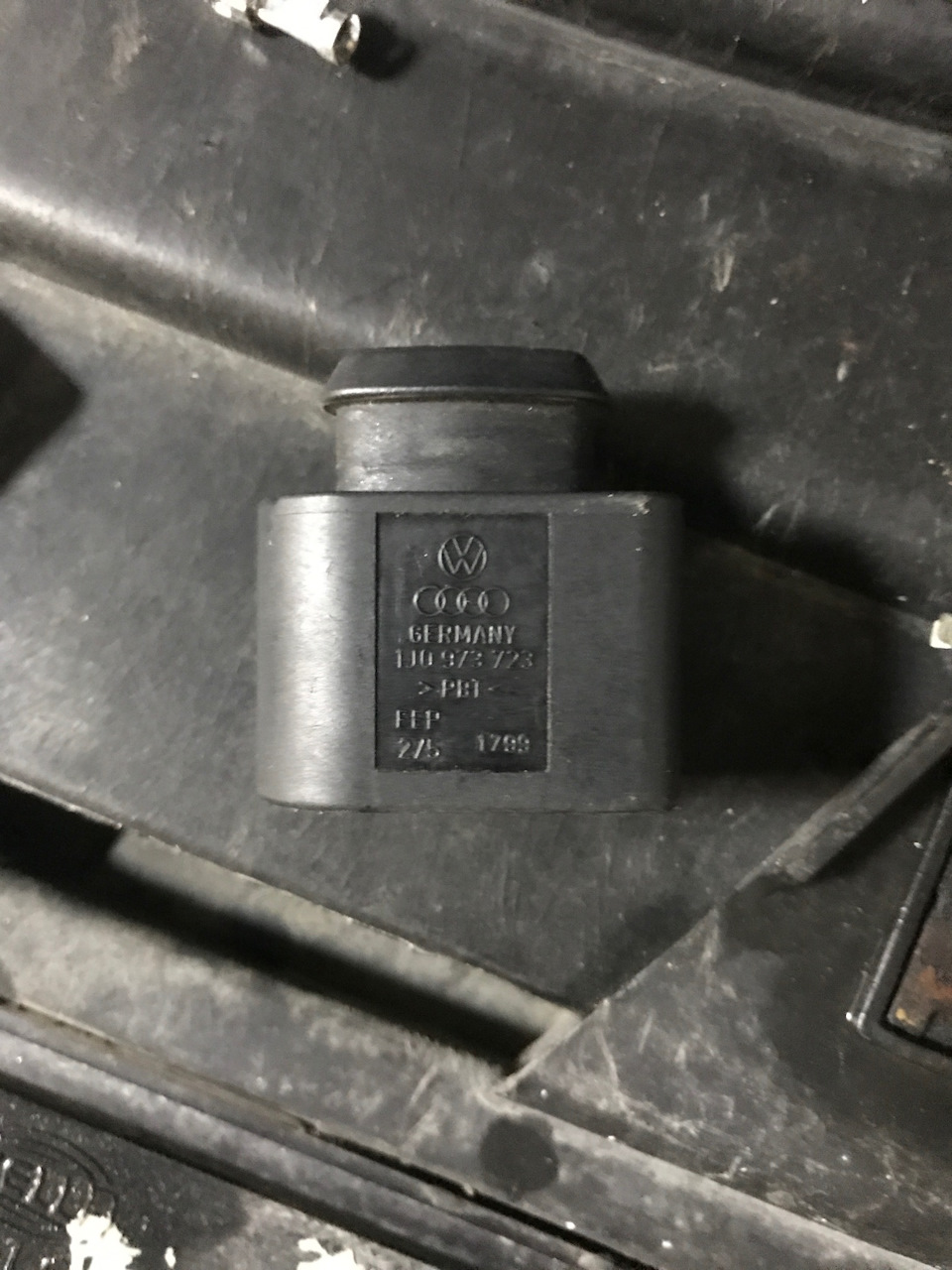 Кстати если у вас беда с разъемом — умер он или нехватило нервов/тепрения/знаний разобрать, а может у кого просто сломан крепеж и не фиксируется на датчике — вот вам оем номер и его — разьем 2 пин (много куда идет) — 1J0 973 723 — Audi Allroad (C5). Запчасти на фото: 1J0973723, 130373