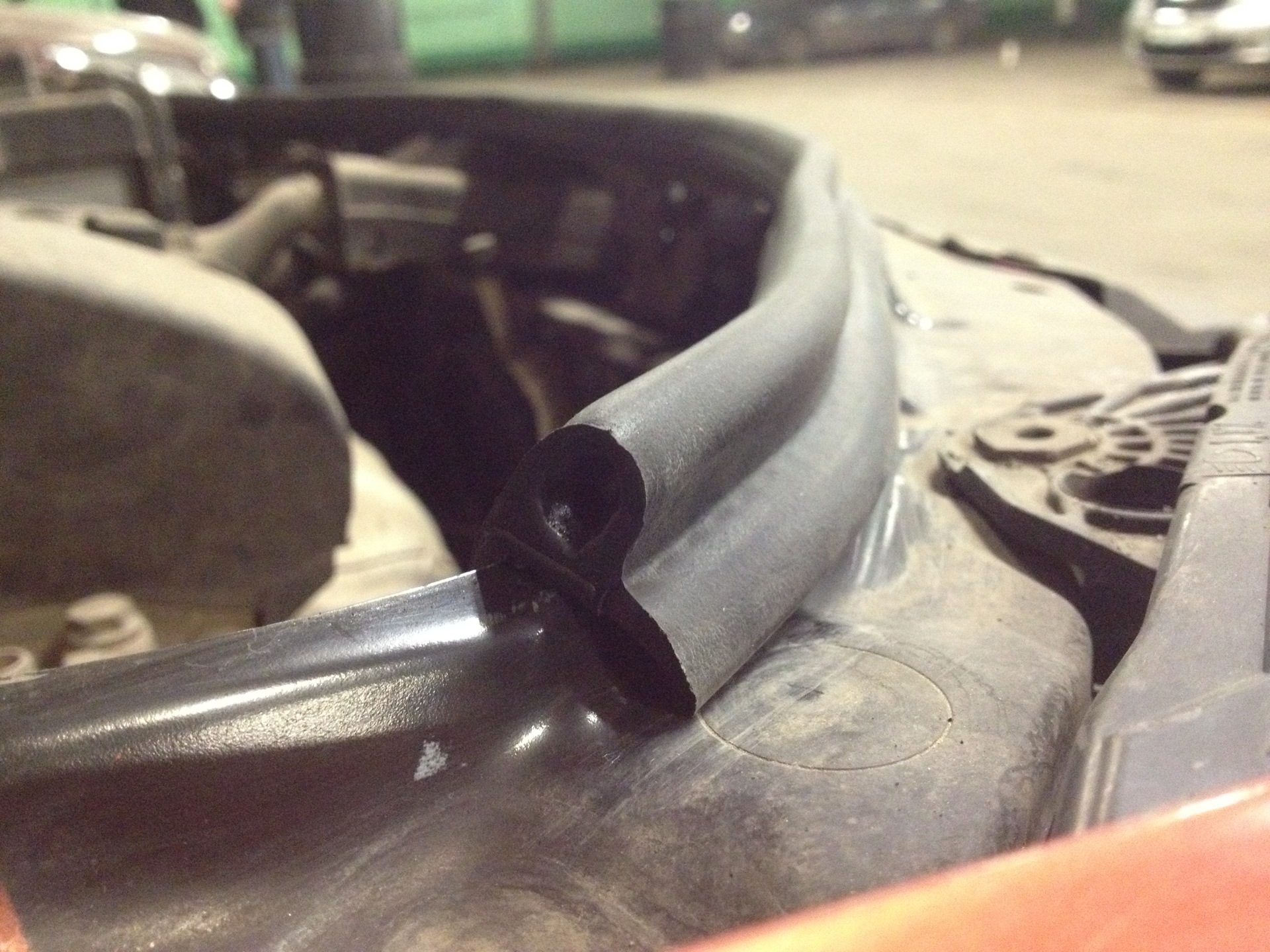 Уплотнитель капота ваз-2170 задний. Уплотнитель капота брт 2101. Уплотнитель капота уаз-452. Дверной уплотнитель 3м. Уплотнитель капота t5 gp.