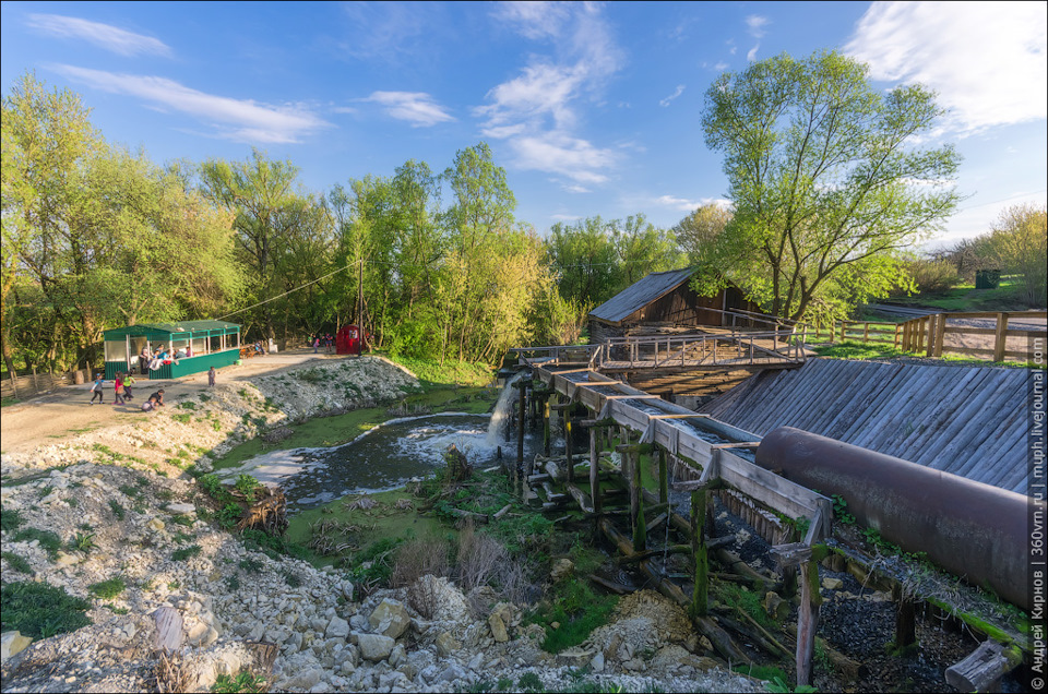 водяная мельница в красниково история. fb917c1s 960. водяная мельница в красниково история фото. водяная мельница в красниково история-fb917c1s 960. картинка водяная мельница в красниково история. картинка fb917c1s 960. В моем блоге уже немало фоторассказов о самых разнообразных мельницах, но водяных среди них не так уж и много. Поэтому сегодняшний пост как раз о такой. Мельница находится на окраине села Красниково Курской области на речке Нагольненский Колодезь. Кстати, в сети эту речушку сплошь и рядом называют Крюком (реже — Ручей Широкий). Предположу, что это, скорее всего, устаревший местный гидроним, так как на всех картах река называется именно Нагольненский Колодезь либо Нагольненский Колодец. Кроме того, курские СМИ растиражировали версию о том, что это единственная сохранившаяся мельница подобного типа в Черноземье, но это тоже не верно. водяная мельница в красниково история. fb917c1s 960. водяная мельница в красниково история фото. водяная мельница в красниково история-fb917c1s 960. картинка водяная мельница в красниково история. картинка fb917c1s 960. В моем блоге уже немало фоторассказов о самых разнообразных мельницах, но водяных среди них не так уж и много. Поэтому сегодняшний пост как раз о такой. Мельница находится на окраине села Красниково Курской области на речке Нагольненский Колодезь. Кстати, в сети эту речушку сплошь и рядом называют Крюком (реже — Ручей Широкий). Предположу, что это, скорее всего, устаревший местный гидроним, так как на всех картах река называется именно Нагольненский Колодезь либо Нагольненский Колодец. Кроме того, курские СМИ растиражировали версию о том, что это единственная сохранившаяся мельница подобного типа в Черноземье, но это тоже не верно.