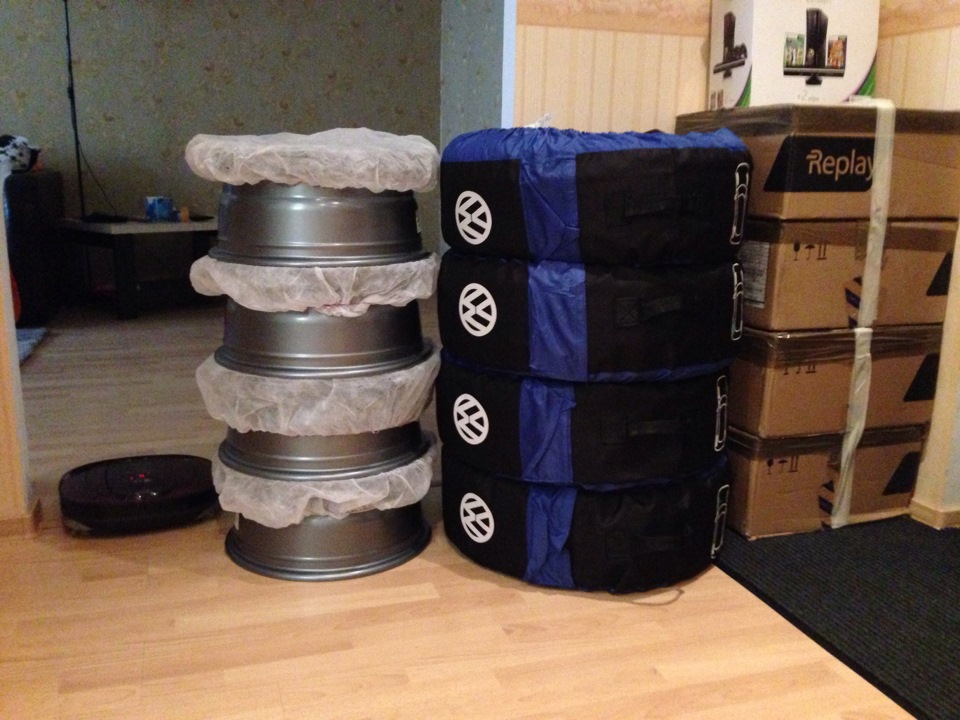 диски в транспортной компании. упакованные колеса. упаковка колес. упаковка колес для отправки. упаковка для дисков cd.