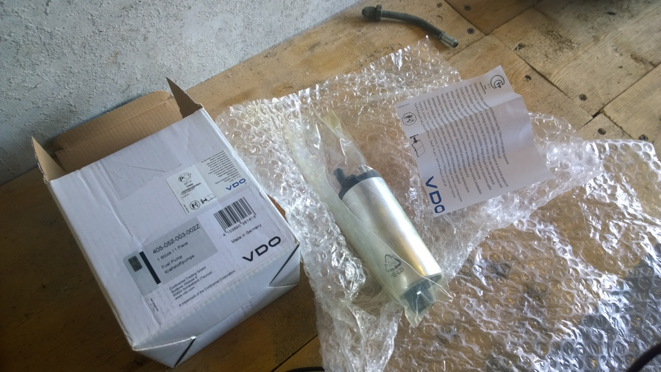 новый насос VDO Siemens, упакован хорошо, внутри брошюра — Audi A6 (C4). Запчасти на фото: 405052003002Z