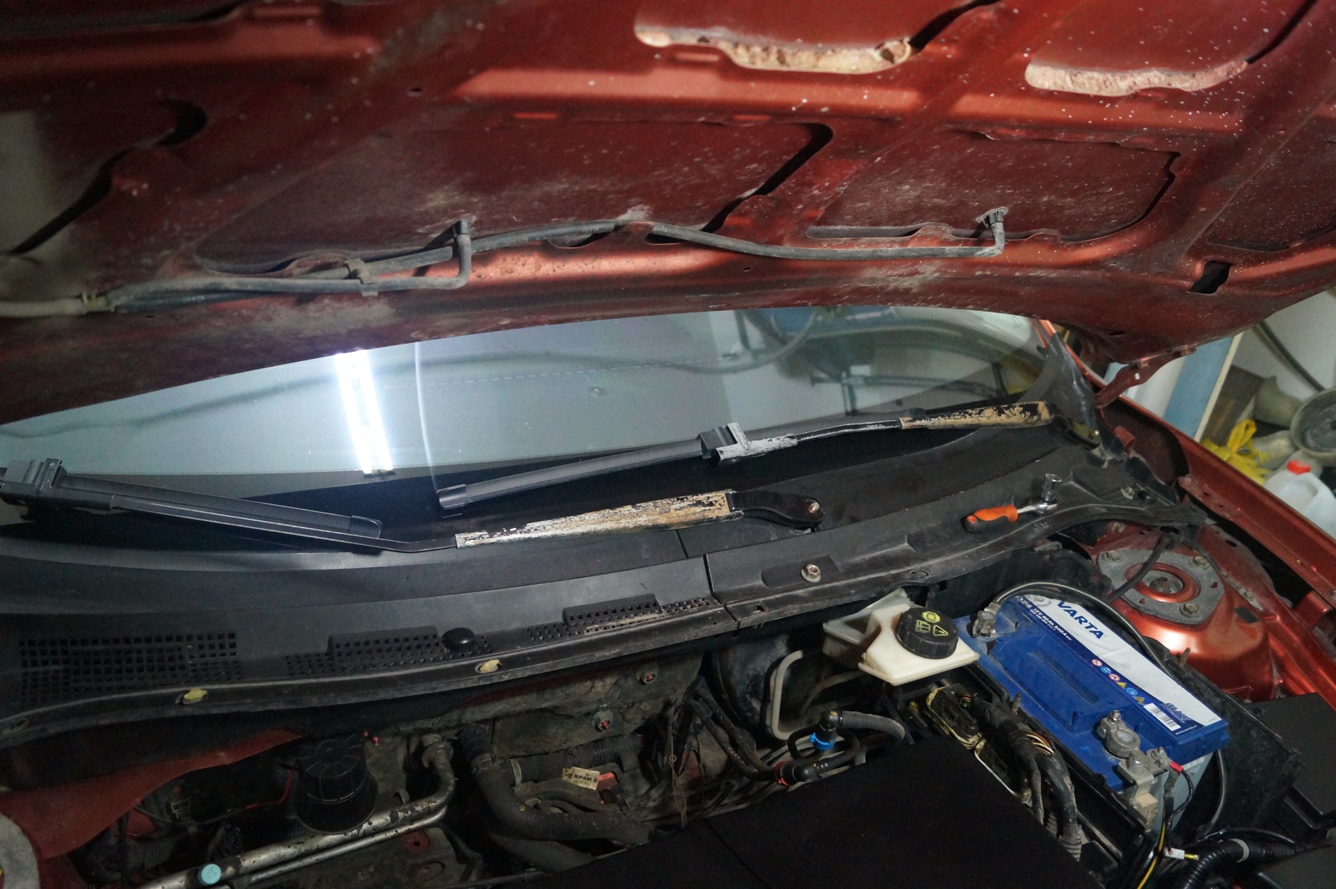 Покраска поводков дворников. — Mazda 3 (1G) BK, 2 л, 2005 года | своими ...