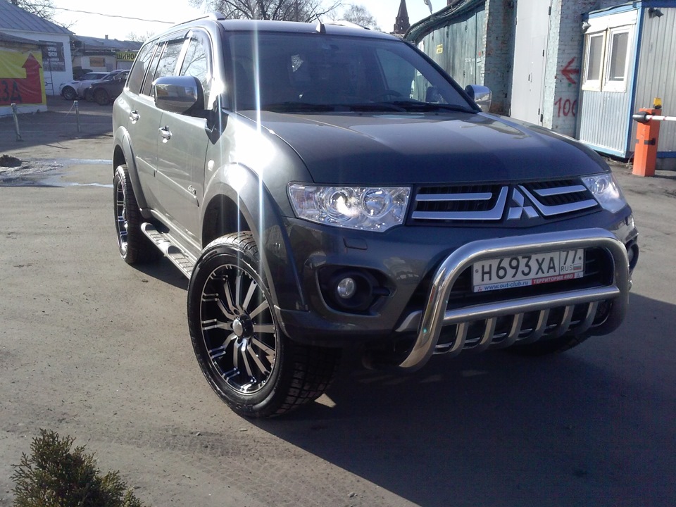 Диски pajero sport 2. Паджеро спорт r20. Mitsubishi Pajero Sport 2 диски r20. Pajero Sport 2 r20. Паджеро 4 r20.