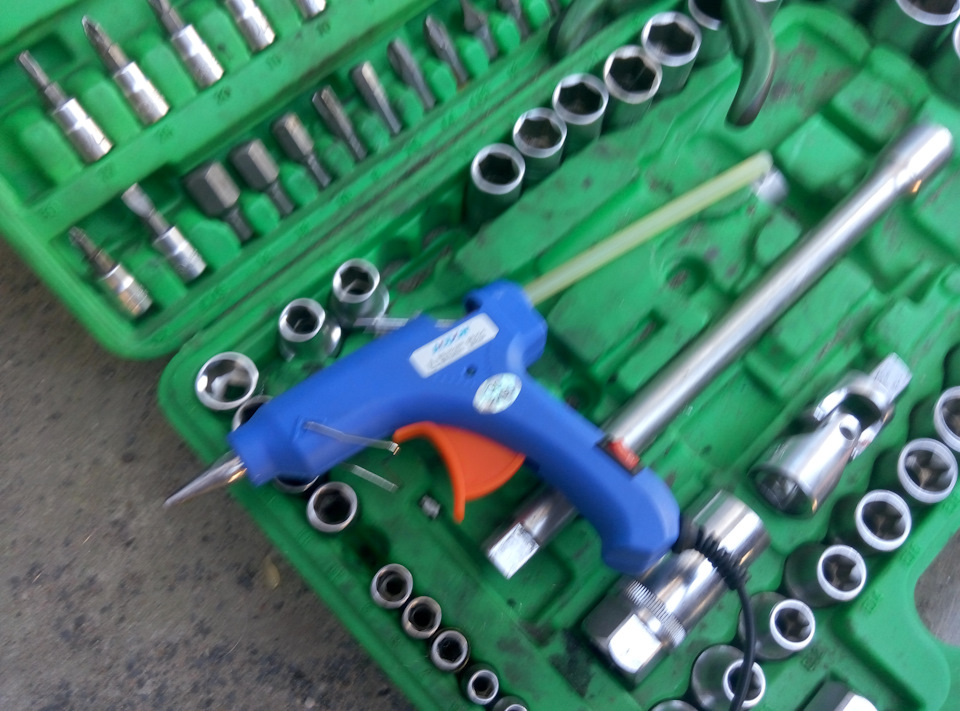 клей пистолет! — Mitsubishi Lancer IX