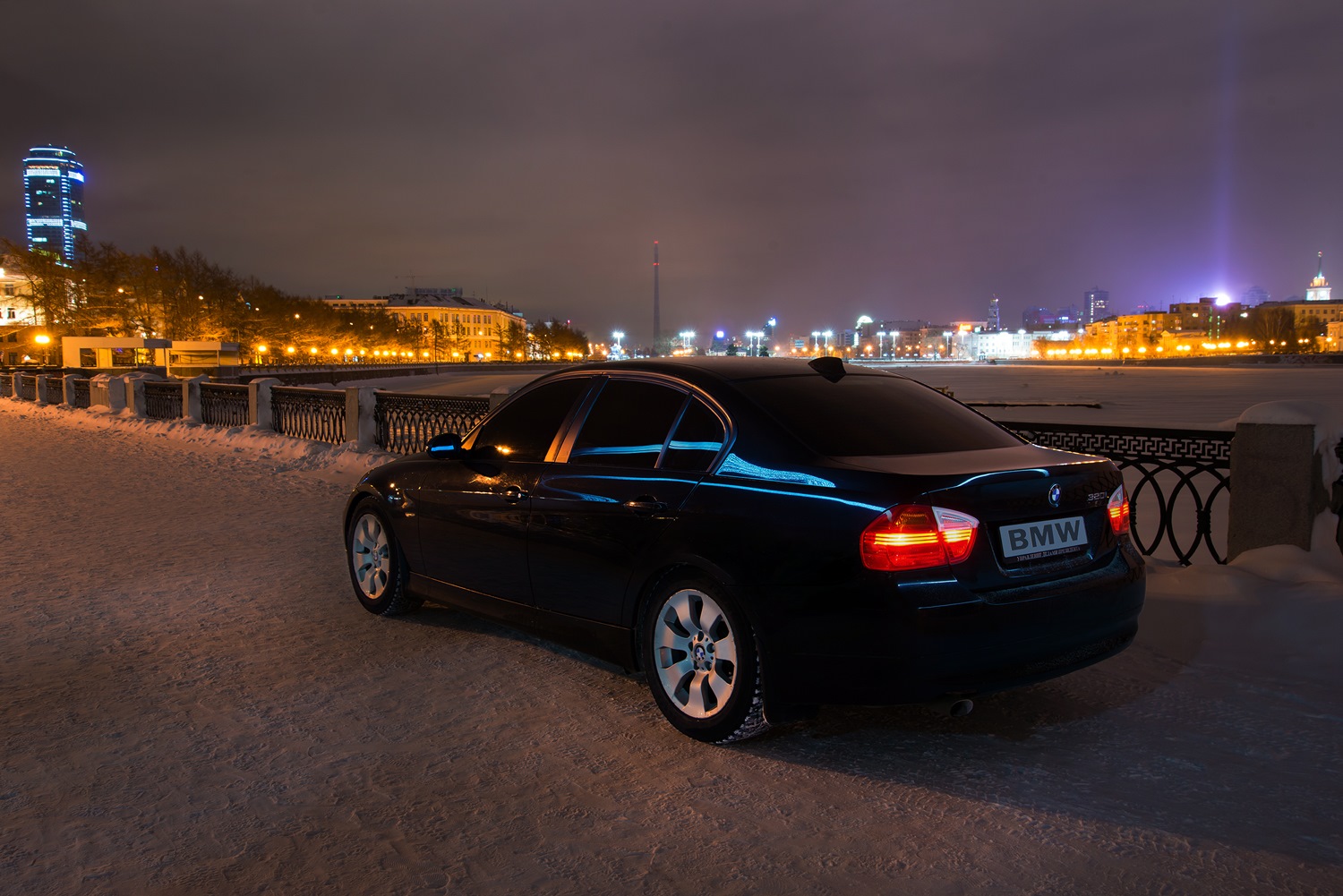 Bmw москва. БМВ 320 ночью. БМВ черная зима е027. BMW 60 черная пантера. Чёрная БМВ В городе.