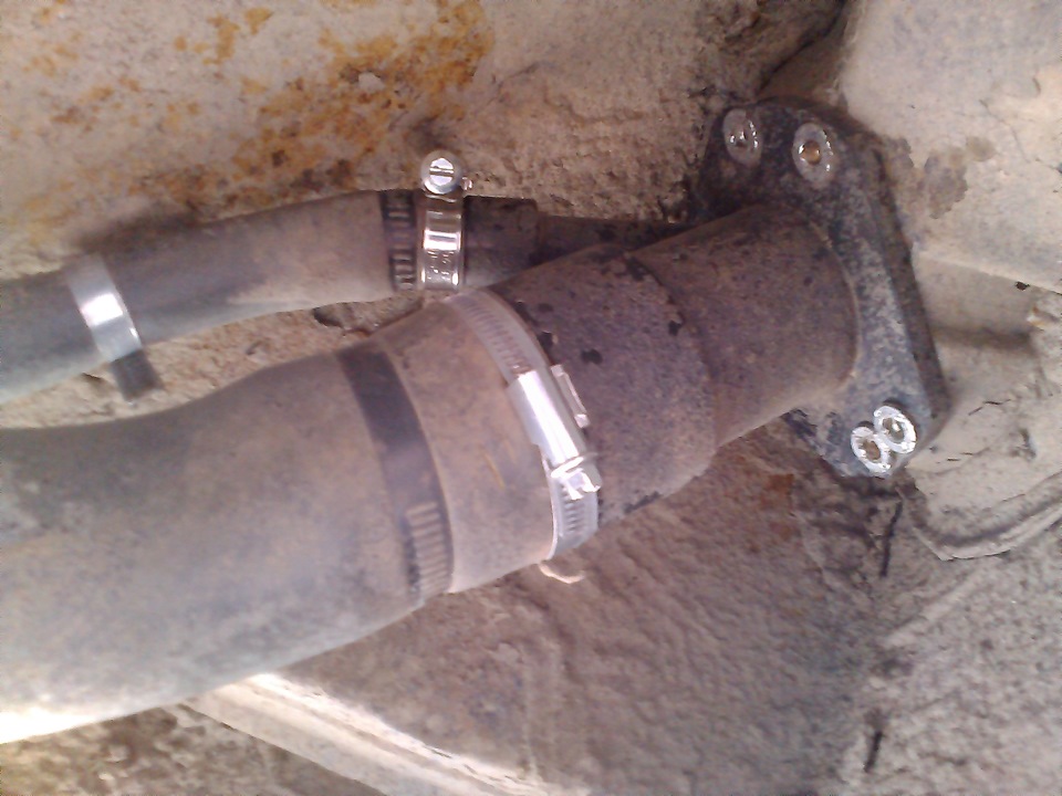 Патрубок заливной горловины рав 4 2008. Горловина бензобака ниссан навара. Заливная труба паджеро спорт. Как поменять заливную горловину. Горловина топливного бака 2110.