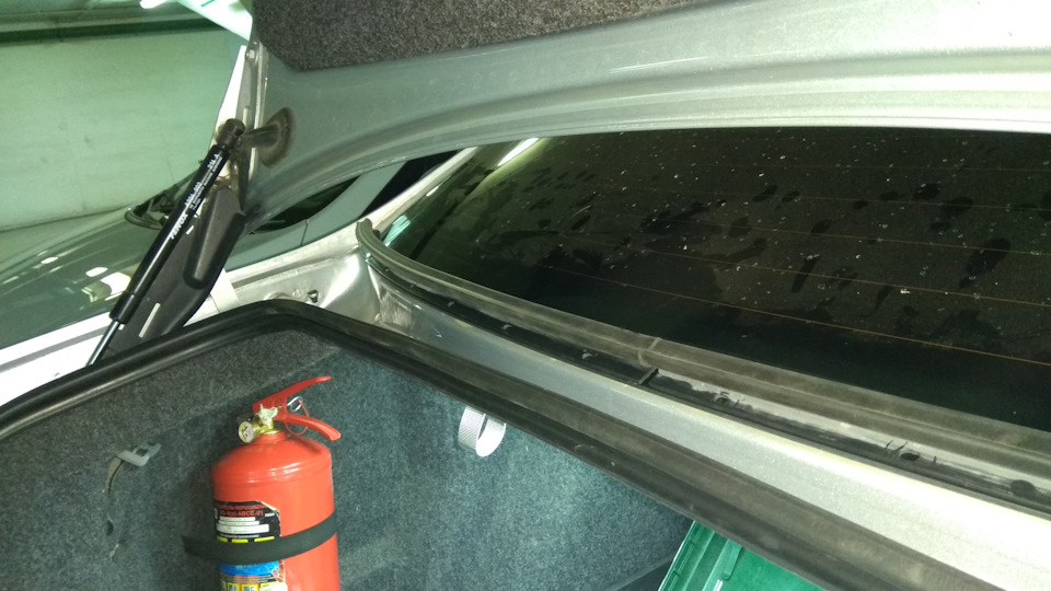 Уплотнительная резинка зад.стекло-багажник — Volkswagen Jetta V, 1,6 л ...