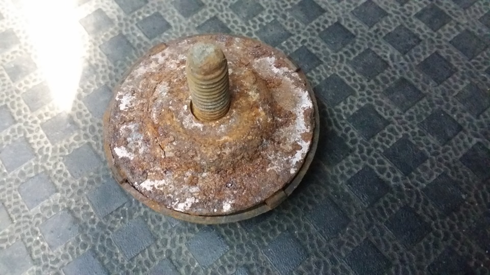 подскажите чем лучше смазать крепежы (грибки) сидений — Volkswagen ...