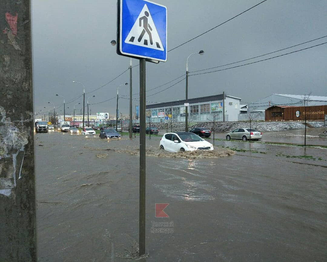 Какие районы затапливает. Затопленные улицы в Краснодаре. Краснодар ул Российская потоп. Краснодар улицы затопление. Краснодар топит.