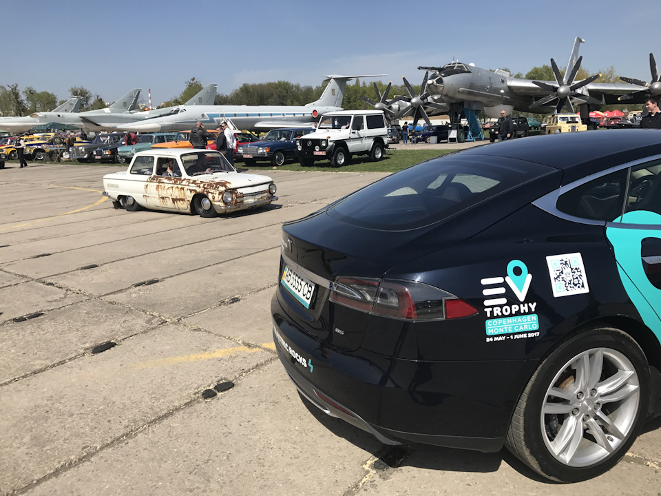 Сразу о плохом. Мой знакомый, не понаслышке знакомый с организацией автомероприятий (мы вместе делали фестивали HPDay в 2010 году, которые собирали по 100 _интересных_ машин еженедельно и до сих пор остались в памяти народной) приехал в пятницу на Tesla Model S. Постоял около часа, после чего задал справедливый вопрос — зачем сюда приезжают люди? И я не нашел, что ему ответить. Для хозяев машин мероприятие ценности уже почти не имеет, если не ехать за конкретными призами — потусить со знакомыми можно в любое время, хоть с машинами, хоть без, а никакой программы для автовладельцев не предусмотрено. — Pontiac Firebird (4G)