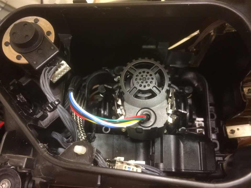 Вставляем LED лампу в штатное место — Audi Q7 (1G)