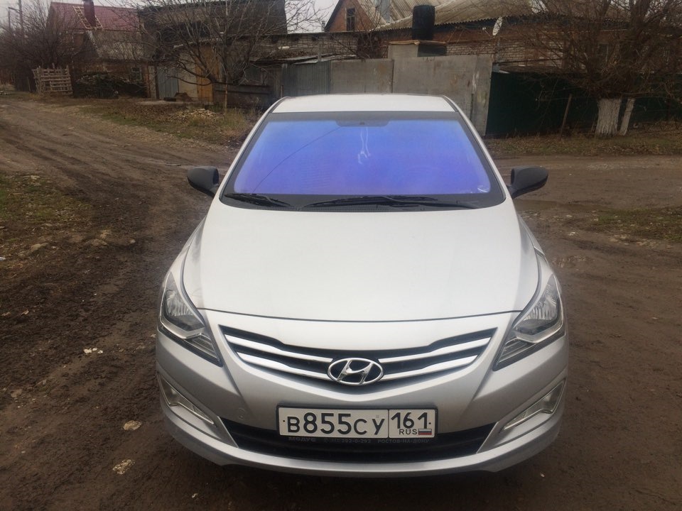 Стекло солярис. Хендай Солярис атермальная пленка. Hyundai Solaris тонировка лобового.