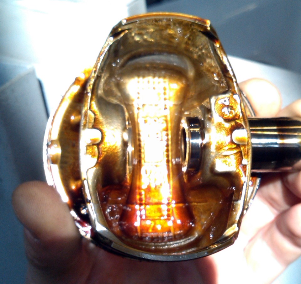 Видно, что поршень охлаждается с одной стороны (более чистой). — Skoda Rapid (1G)