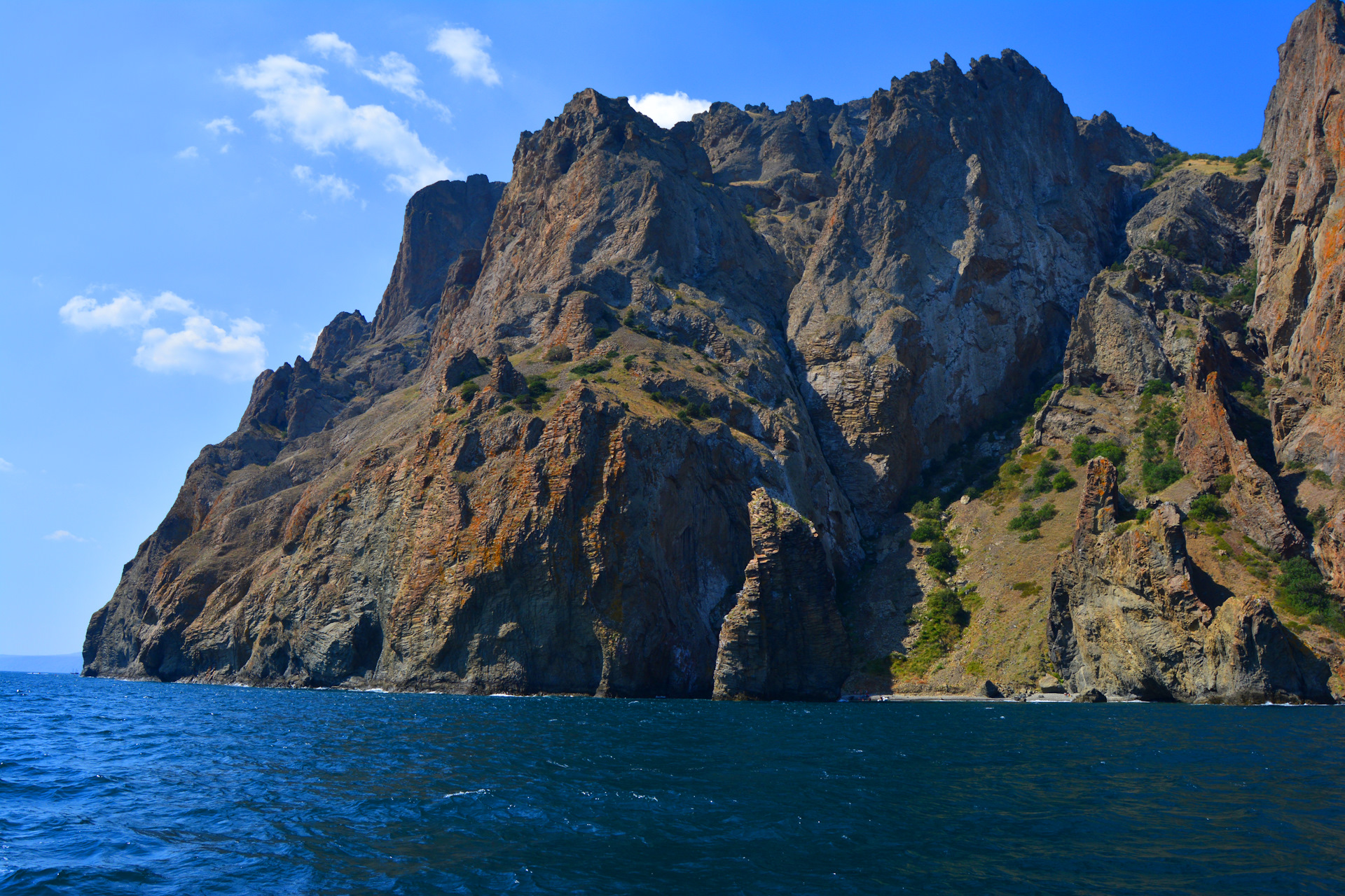 Гора в черном море в Крыму