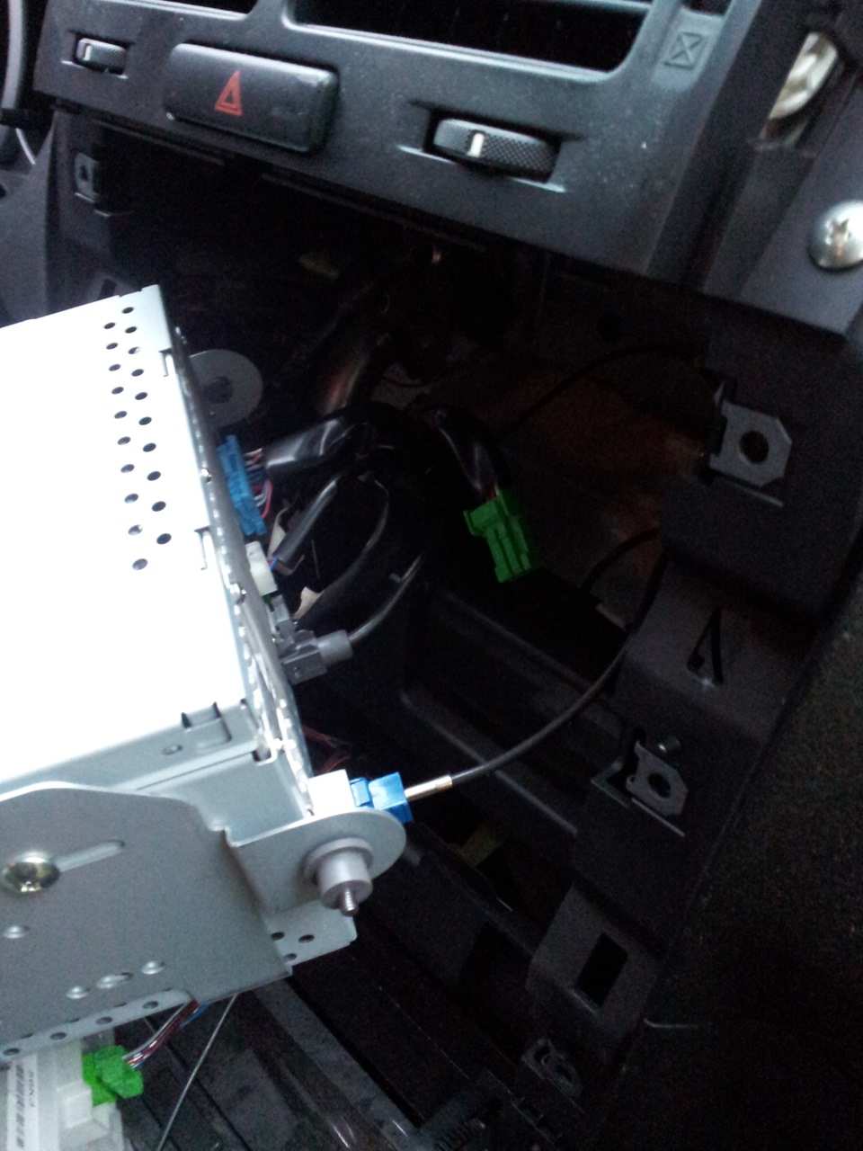 Подпаиваемся к ГУ для камеры, дабы убрать монитор из предыдущего поста. Инфы полно на форумах. Если что — могу по ЛС ответить как и что. — Suzuki Grand Vitara (2G)