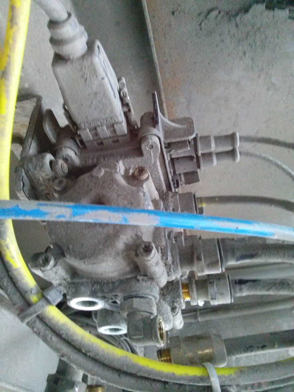 Замена кранов на прицепе. — VOLVO FM GLOBETROTTER, 1,3 л, 2007 года ...