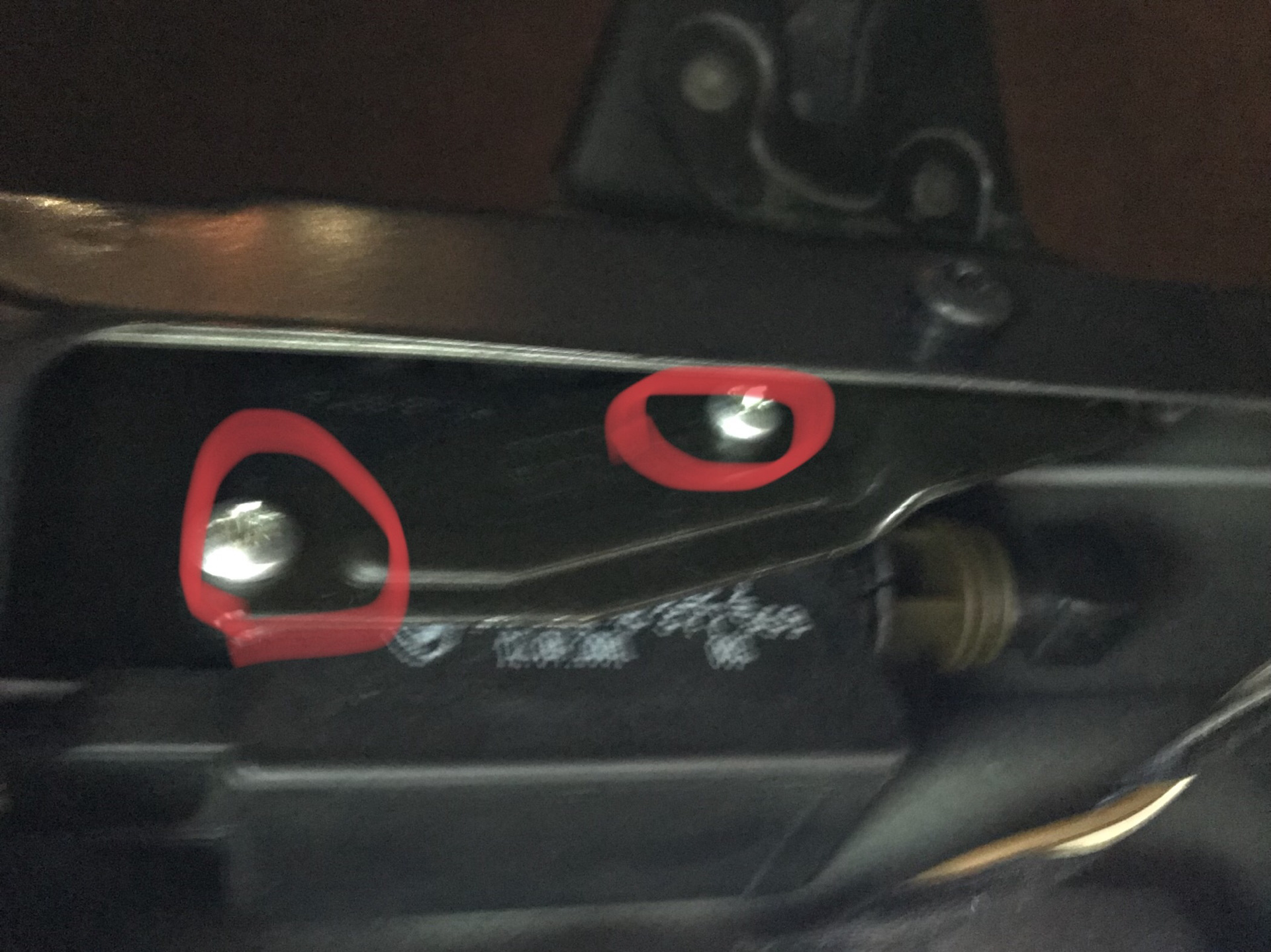 Не работает багажник бмв. BMW e39 багажник. Е39 BMW аварийное открытие багажника. Е39 не захлопывается багажник. Подсветка багажника БМВ е39.