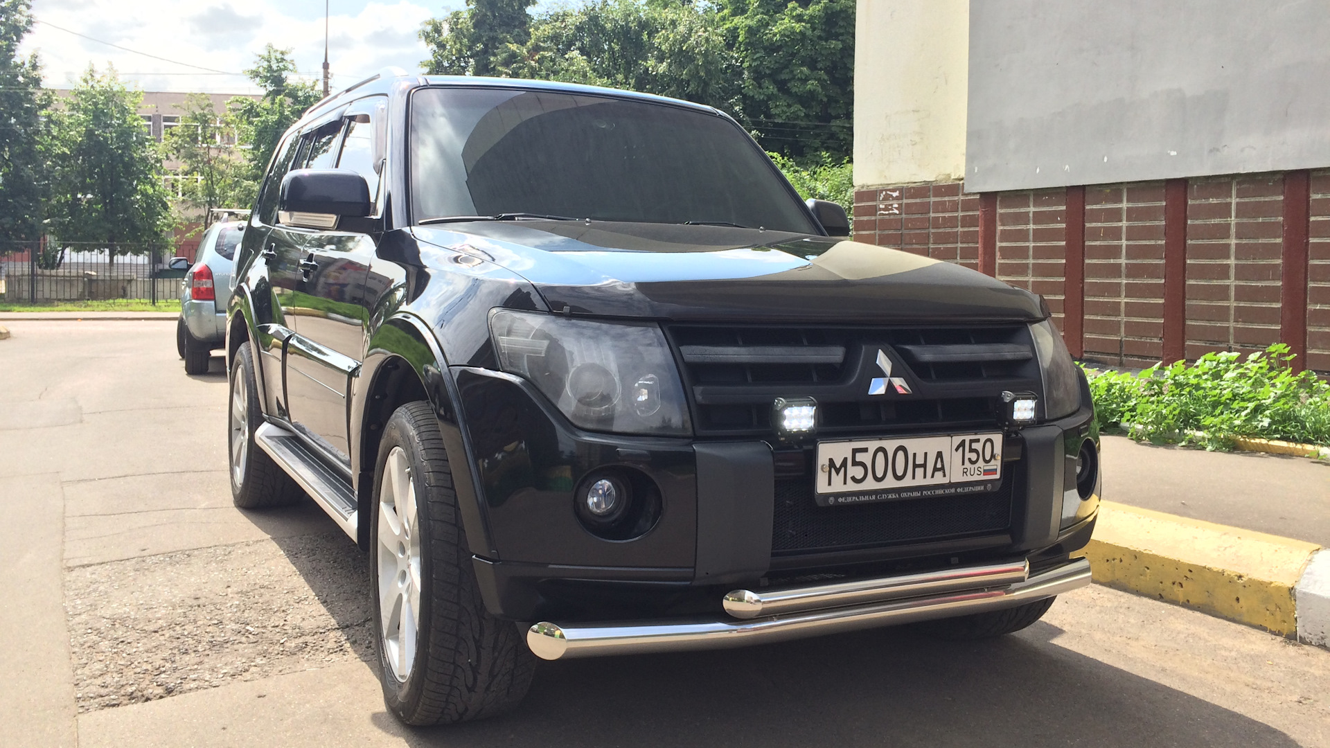 Драйв 2 паджеро 3. Митсубиси Паджеро 4 тонированный. Mitsubishi Pajero 4 черный. Паджеро 4 черный тонированный. Тонированные фары на Паджеро 4.