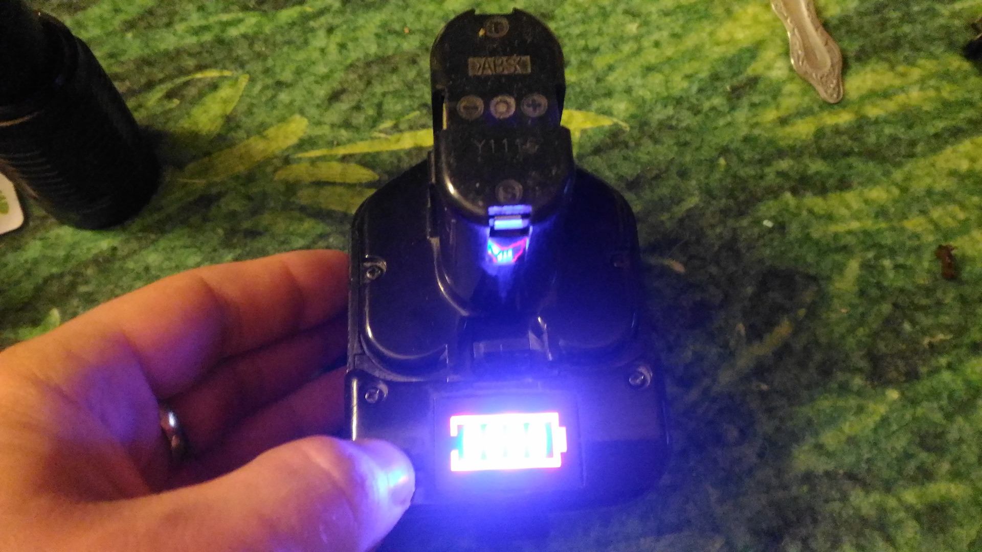 Схема индикатора заряда аккумулятора шуруповерта. Индикация заряда шуруповерта. Индикация заряда шуруповерта. Индикатор уровня заряда для шуруповерта. Aeg индикатор зарядашуруповерт.