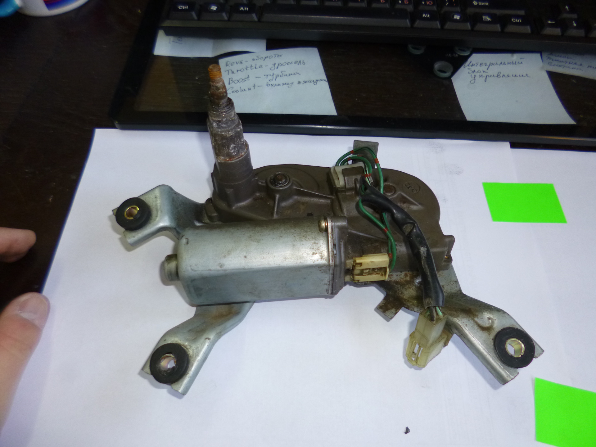 Не работает задний стеклоочиститель. Закисли щетки в моторчике. Привод заднего дворника cayenne. Реле 35,3763 стеклоочистителя калина. Мотор стеклоочистителя тигуан.